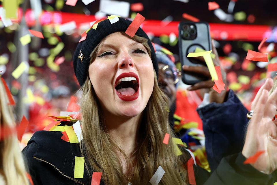 Taylor Swift Steals the Show at Tight End University with Her Stylish Summer Outfit